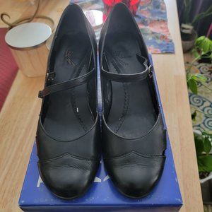 Macy's White Mountain Noella Black